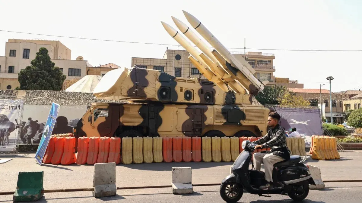 صورة تعرض نظام دفاع جوي إيراني مركزي، مع صواريخ موجهة، في سياق تعزيز القدرات العسكرية الإيرانية.