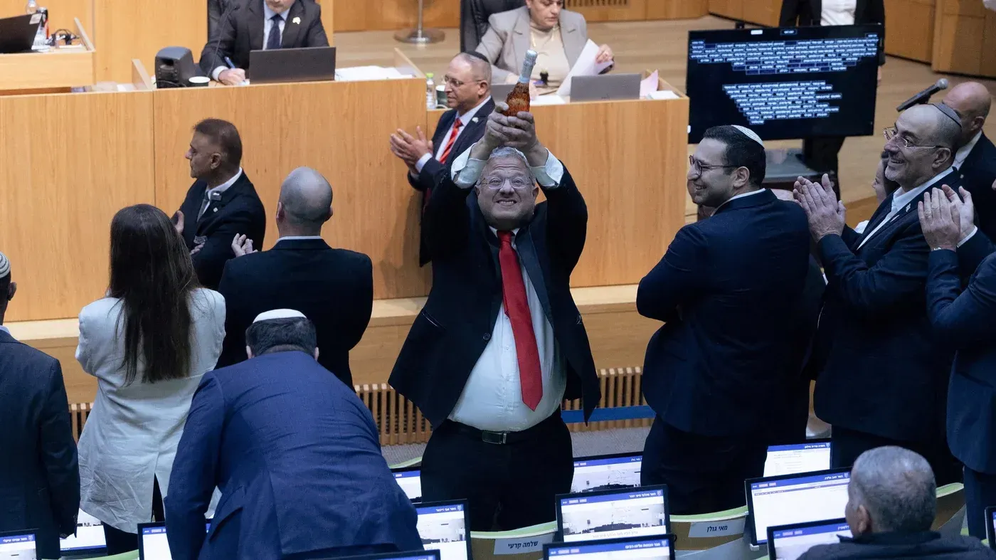 وزير الأمن القومي الإسرائيلي إيتامار بن غفير يحتفل بتمرير قانون يسمح بإعدام الأسرى الفلسطينيين، وسط تأييد من أعضاء الكنيست.