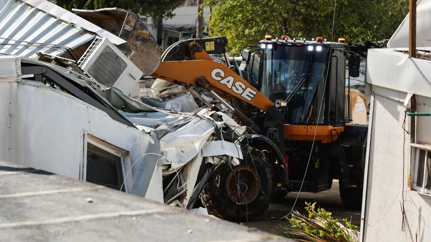 جرافة تهدم مبنى وكالة الأونروا في القدس الشرقية، مما يعكس تصعيدًا في التوترات حول حقوق اللاجئين الفلسطينيين.