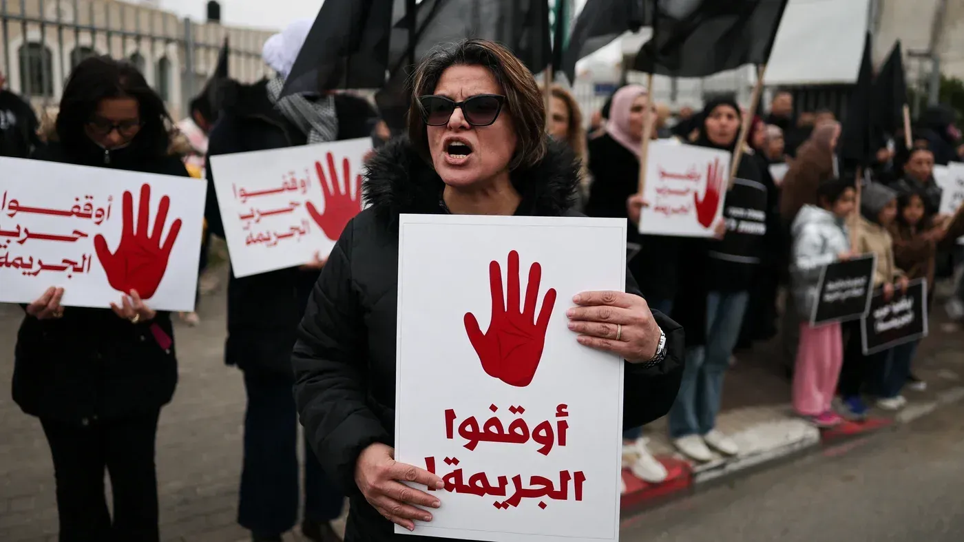 محتجون فلسطينيون في إسرائيل يحملون لافتات تطالب بوقف العنف والجريمة، مع التركيز على التواطؤ الأمني، خلال إضراب عام.