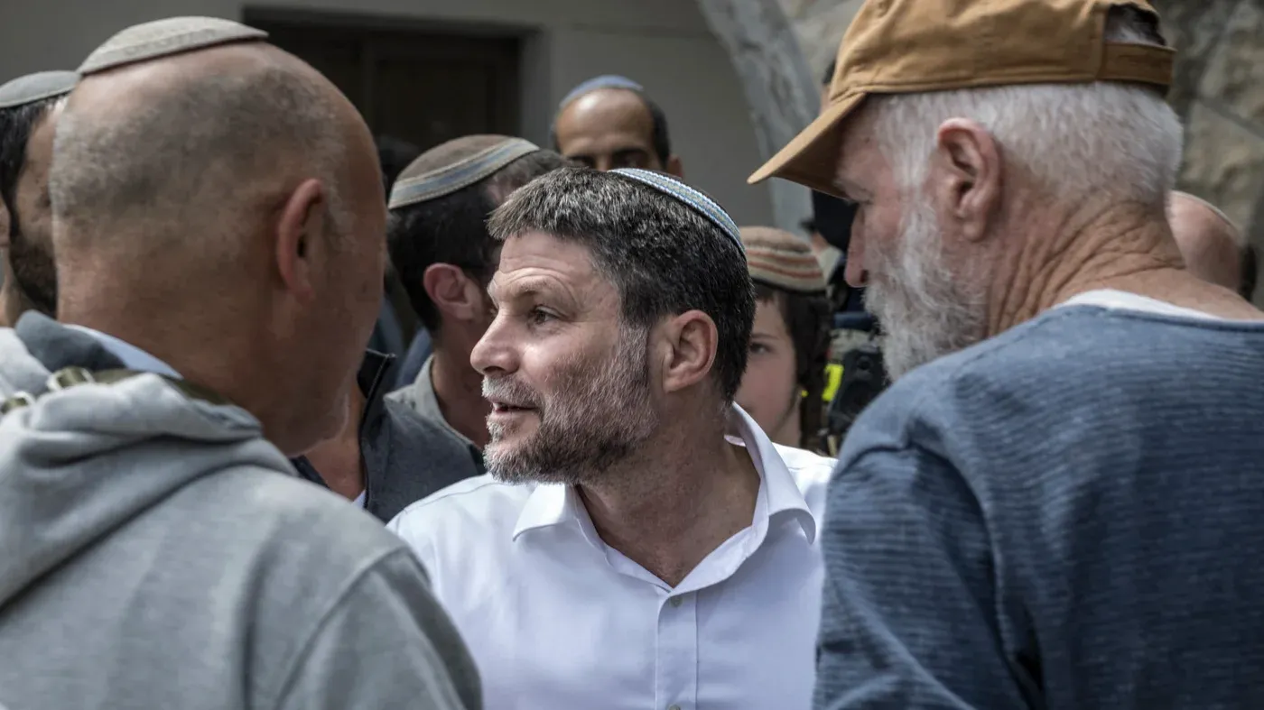 وزير المالية الإسرائيلي بتسليئيل سموتريتش يتحدث مع مستوطنين خلال اقتحام ضريح يوسف في نابلس، وسط تعزيزات عسكرية.