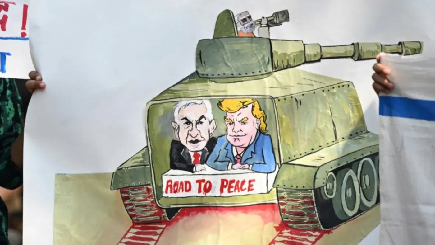 كاريكاتير يظهر نتنياهو وترامب داخل دبابة مكتوب عليها "طريق إلى السلام"، يعكس التوترات السياسية في الشرق الأوسط بعد الضربة العسكرية.