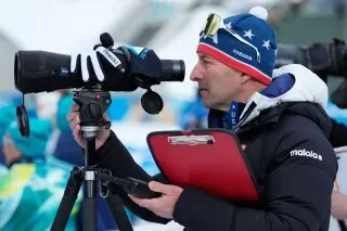 مدرب البياثلون الأمريكي أرمين أوشينتالر يستخدم منظاراً لتوجيه فريقه خلال التدريب في وادي أنترسلفا، إيطاليا.