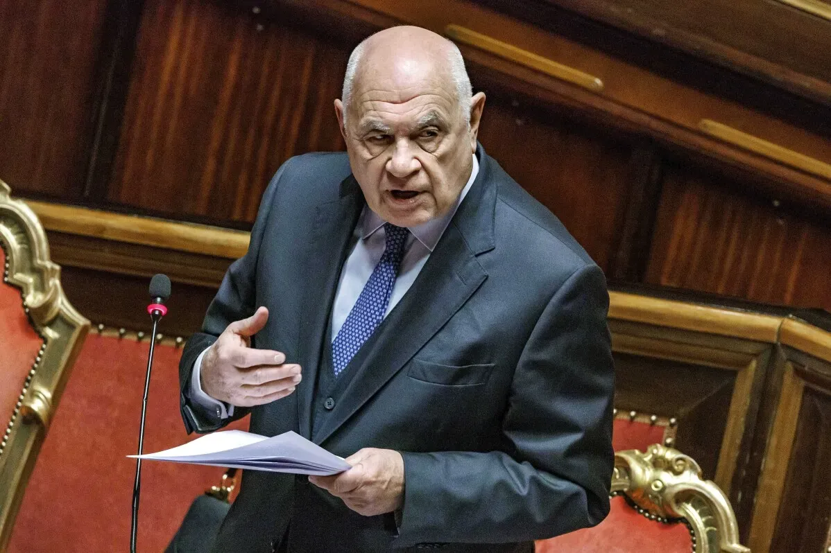 وزير العدل الإيطالي كارلو نورديو يتحدث في مجلس الشيوخ حول إطلاق سراح أسامة المصري، أحد أمراء الحرب الليبيين المتهمين بجرائم ضد الإنسانية.