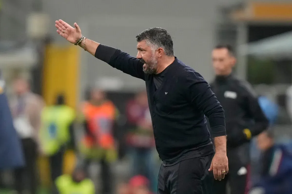 مدرب يوجه لاعبيه خلال مباراة كرة القدم، حيث يواجه المنتخب الإيطالي منتخب أيرلندا الشمالية في تصفيات كأس العالم.