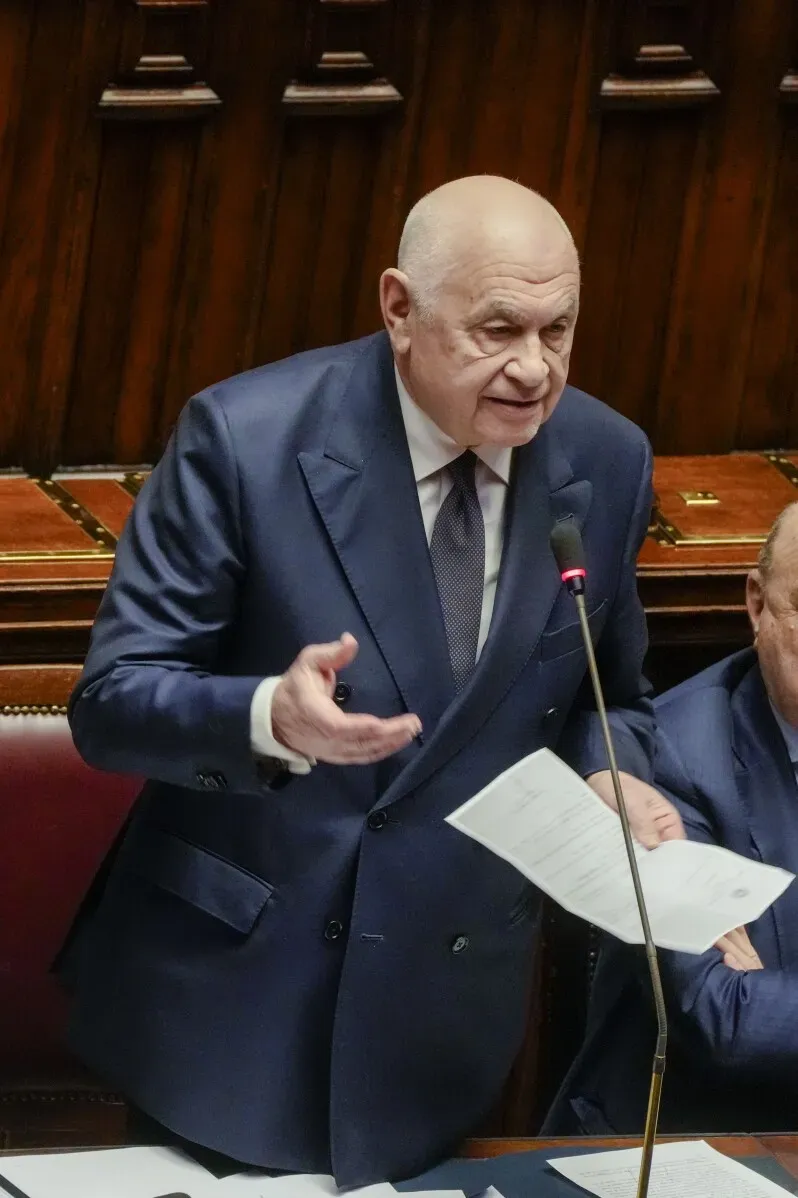 وزير العدل الإيطالي كارلو نورديو يتحدث في البرلمان، مدافعًا عن قرار الحكومة بترحيل أمير الحرب الليبي أسامة المصري المطلوب.