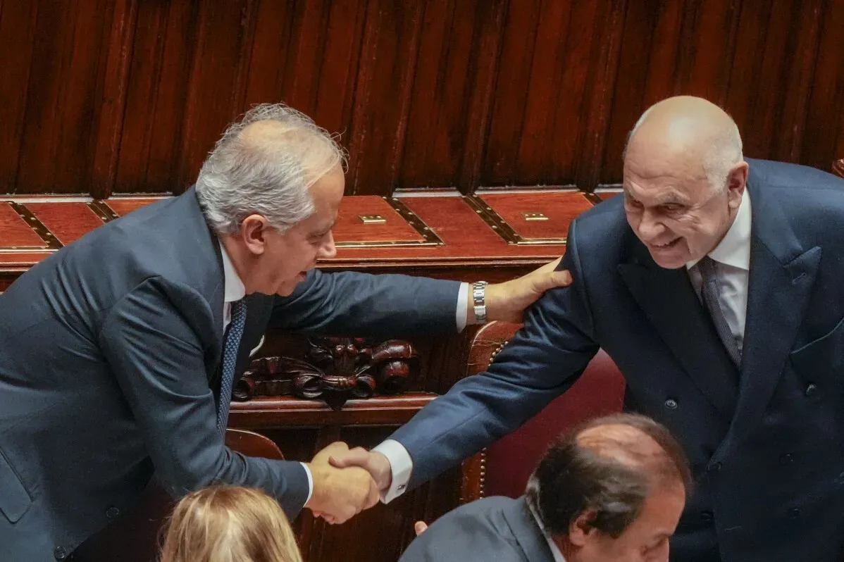وزير العدل الإيطالي كارلو نورديو يصافح أحد النواب خلال جلسة برلمانية، حيث يدافع عن قرار ترحيل أسامة المصري المطلوب للمحكمة الجنائية الدولية.