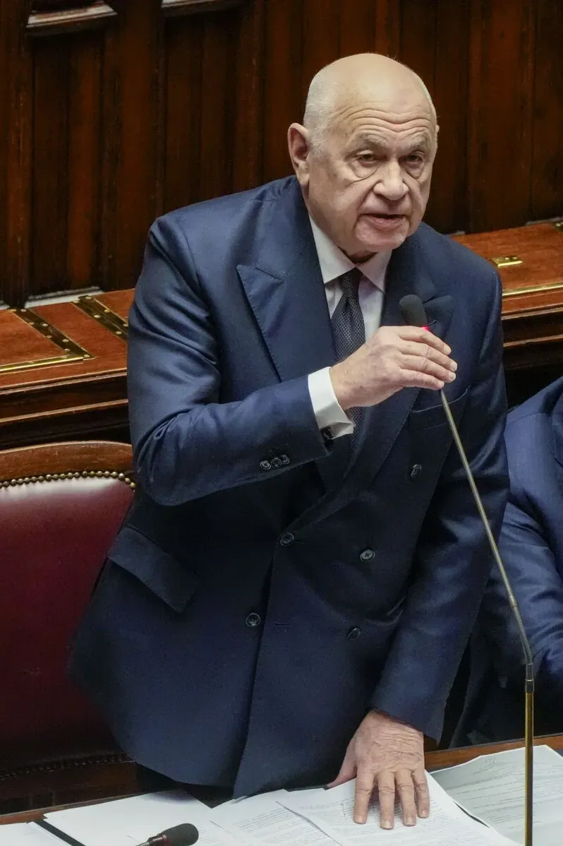 وزير العدل الإيطالي كارلو نورديو يتحدث أمام البرلمان، مدافعًا عن قرار ترحيل أمير الحرب الليبي أسامة المصري المطلوب من المحكمة الجنائية الدولية.