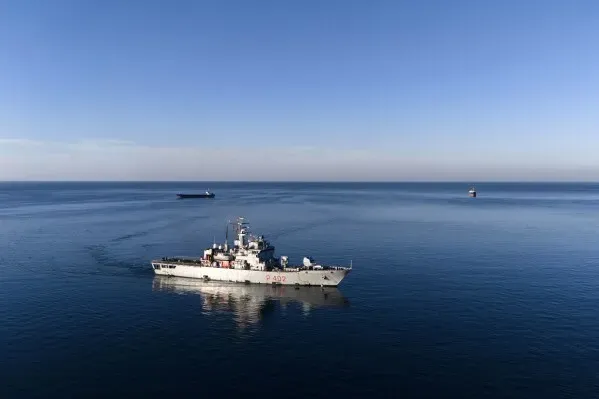 سفينة تابعة لخفر السواحل الإيطالي تبحر في البحر الأبيض المتوسط، في إطار جهود إيطاليا لمراقبة الهجرة غير الشرعية.