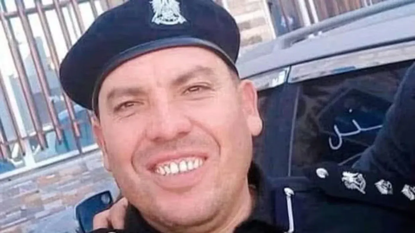 أسامة المصري نجيم، ضابط ليبي سابق، يظهر في صورة سيلفي مرتديًا زيًا رسميًا، وسط احتجاجات حول الإفراج عنه من قبل إيطاليا.