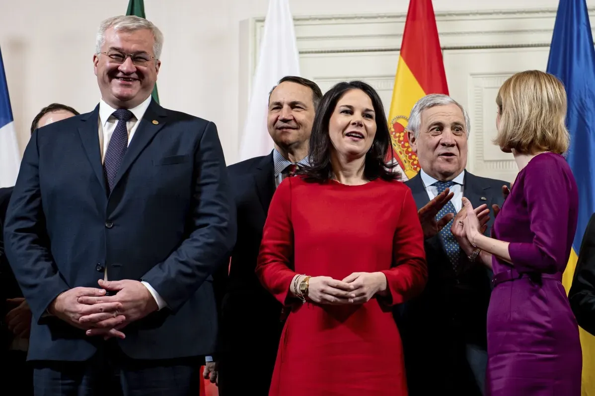 وزير الخارجية الإيطالي أنطونيو تاجاني يتحدث مع نظرائه الأوروبيين خلال اجتماع في روما لمناقشة الوضع في سوريا بعد الإطاحة بالأسد.