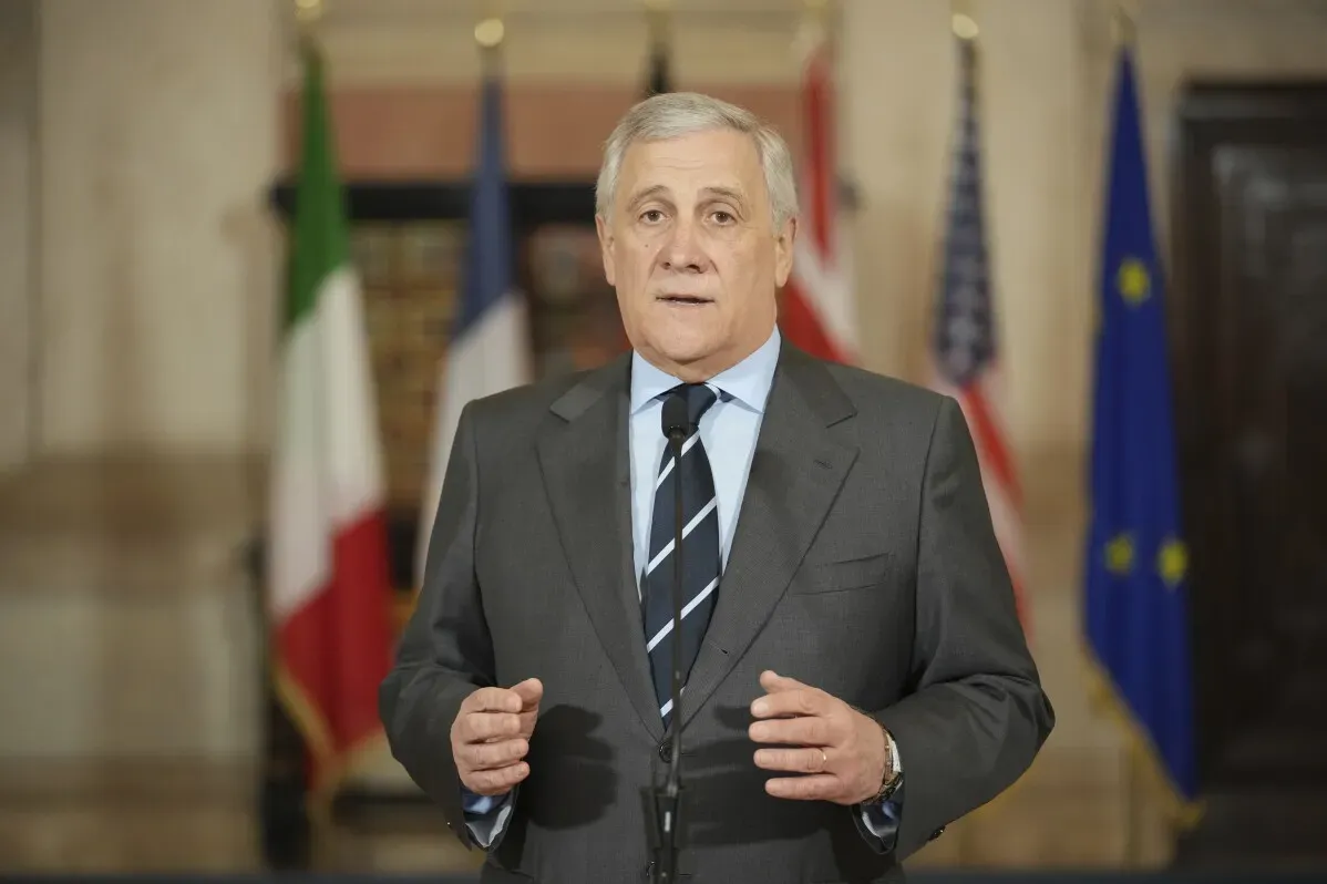 تاجاني، وزير الخارجية الإيطالي، يتحدث في مؤتمر صحفي حول الوضع في سوريا والتغييرات السياسية بعد الإطاحة بالأسد.