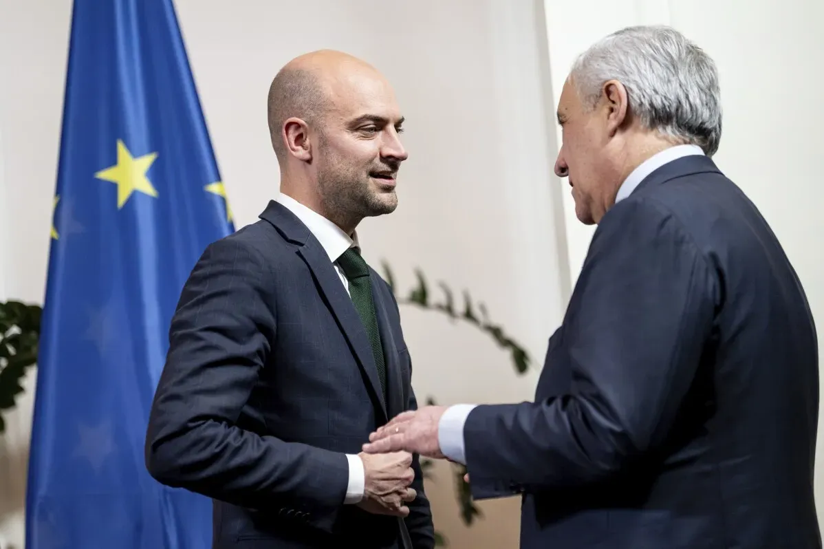 تاجاني وزير الخارجية الإيطالي يتحدث مع مسؤول أوروبي، خلفهما علم الاتحاد الأوروبي، أثناء مناقشة الوضع في سوريا بعد الإطاحة بالأسد.