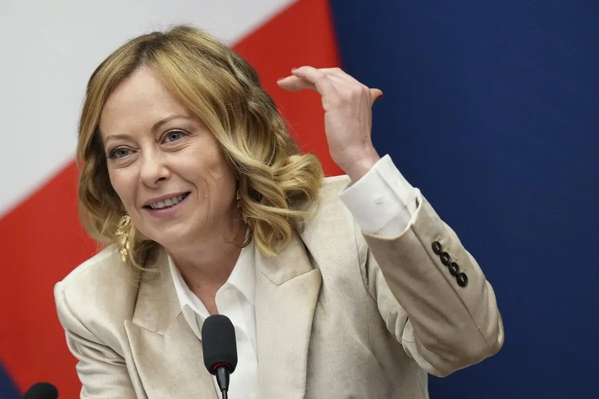 جيورجيا ميلوني، رئيسة وزراء إيطاليا، تتحدث في مؤتمر صحفي، معبرة عن آرائها حول تصريحات ترامب المتعلقة بغرينلاند وقناة بنما.