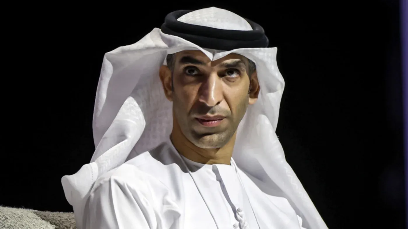 وزير التجارة الإماراتي ثاني بن أحمد الزيودي يتحدث في مؤتمر "Make It In The Emirates" في أبوظبي، مؤكدًا المباحثات مع الولايات المتحدة حول خط مبادلة عملة.