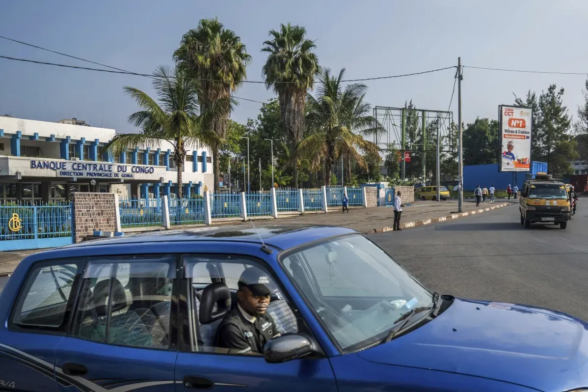 صورة تظهر البنك المركزي في غوما، الكونغو، مع سيارة تقف بجواره، وتظهر الشوارع شبه الخالية وأشجار النخيل في الخلفية.