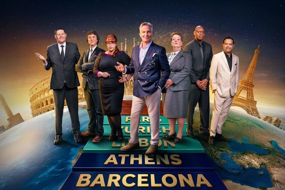 مجموعة من المتسابقين في برنامج "The Chase Around the World" يقفون على منصة تحمل أسماء مدن أوروبية، مع خلفية تمثل معالم شهيرة مثل برج إيفل والكولوسيوم.