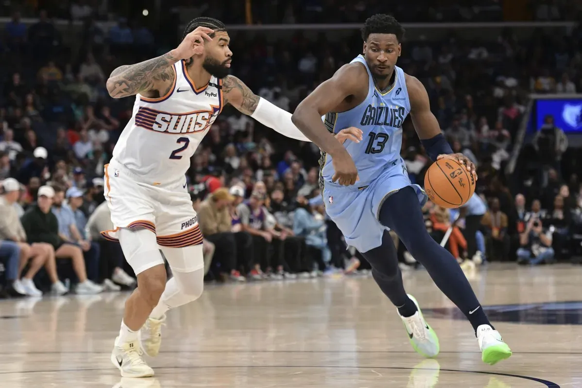 لاعب ممفيس جريزليز يراوغ لاعب فينيكس صنز خلال مباراة مثيرة في دوري NBA، حيث سجل جراين جاكسون 28 نقطة.