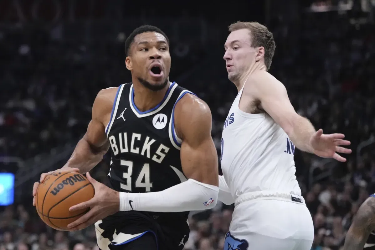 جيانيس أنتيتوكونمبو لاعب باكس يتلاعب بالكرة بينما يحاول لاعب جريزليز الدفاع عنه، في مباراة مثيرة بين الفريقين.