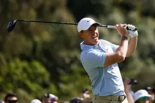 روري ماكلروي يسدد ضربة جولف قوية في بطولة جينيسيسيس إنفيتيشنال، وسط جمهور متحمس في ريفييرا، ليتنافس على اللقب.