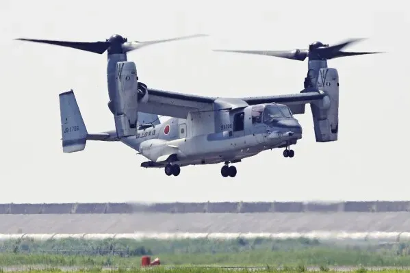 طائرة V-22 أوسبري تابعة للجيش الياباني تحلق فوق قاعدة ساغا، ضمن تعزيزات الدفاع وسط تزايد التوترات الإقليمية.