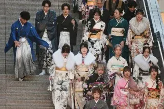 مجموعة من الأشخاص يرتدون الكيمونو التقليدي الملون أثناء صعودهم الدرج، مما يعكس إعادة إحياء هذا الثوب الياباني الأيقوني.