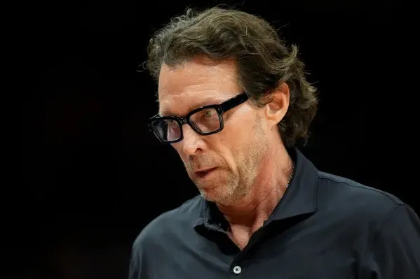 مدرب فريق أتلانتا هوكس يظهر بملامح جدية خلال مباراة ضد بوسطن سيلتيكس، حيث تأثر بأداء الفريق في المباراة.