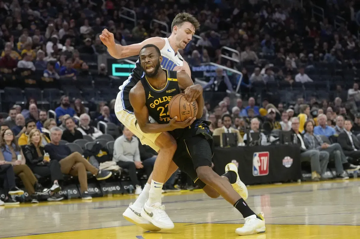 جيمي بتلر يتنافس مع لاعب من فريق آخر في مباراة كرة سلة، مع وجود جمهور في الخلفية. الصفقة الأخيرة نقلته إلى غولدن ستيت ووريورز.