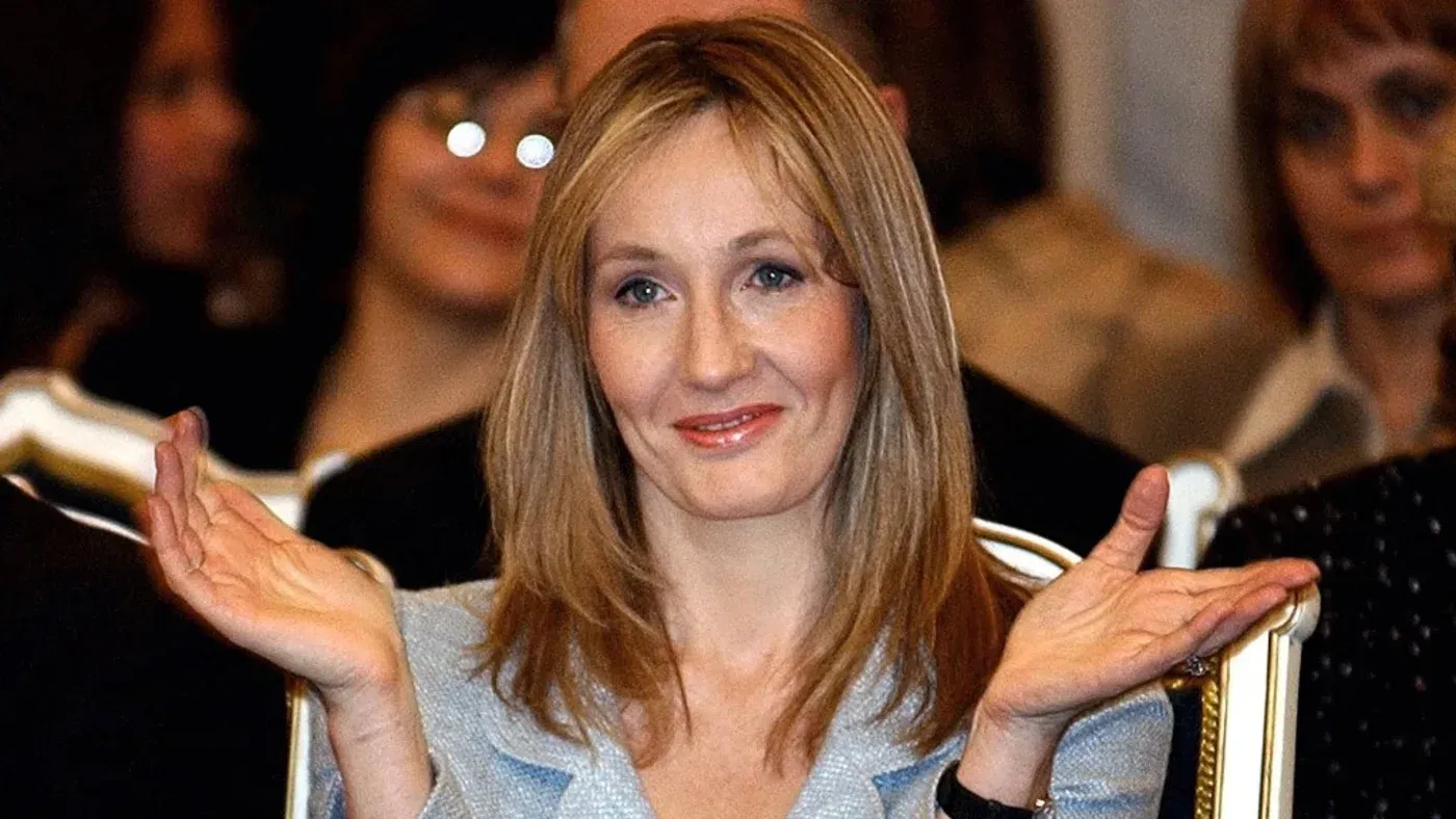 الروائية البريطانية جيه كي رولينغ تبتسم وتلوح بيديها خلال حدث، تعبيرًا عن دعمها للاحتجاجات في إيران.