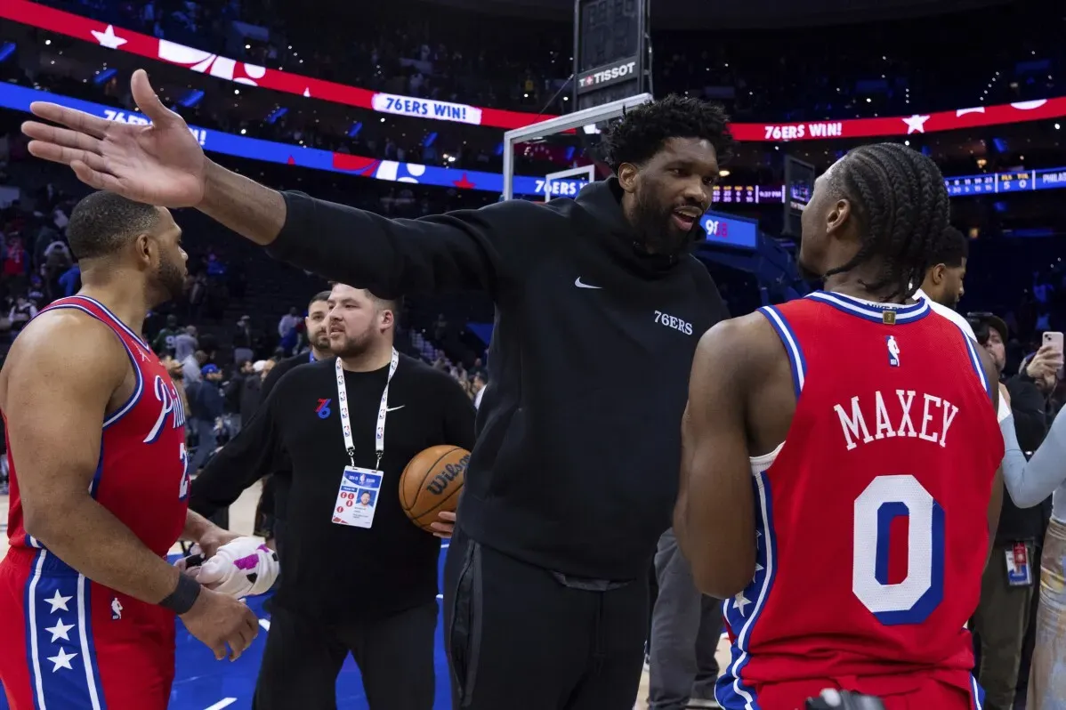 جويل إمبييد، لاعب فيلادلفيا 76ers، يتحدث مع زملائه بعد مباراة، حيث عاد للعب بعد غياب طويل بسبب إصابة في الركبة.