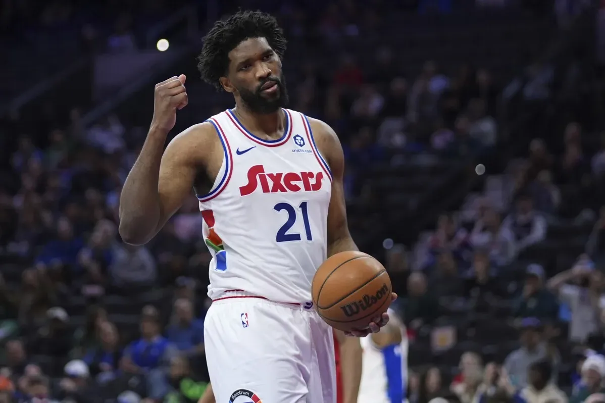 جويل إمبيد لاعب فريق فيلادلفيا 76ers يحتفل بعد تسجيل نقطة، بينما يعاني الفريق من سلسلة هزائم ويستعد للمباريات القادمة.
