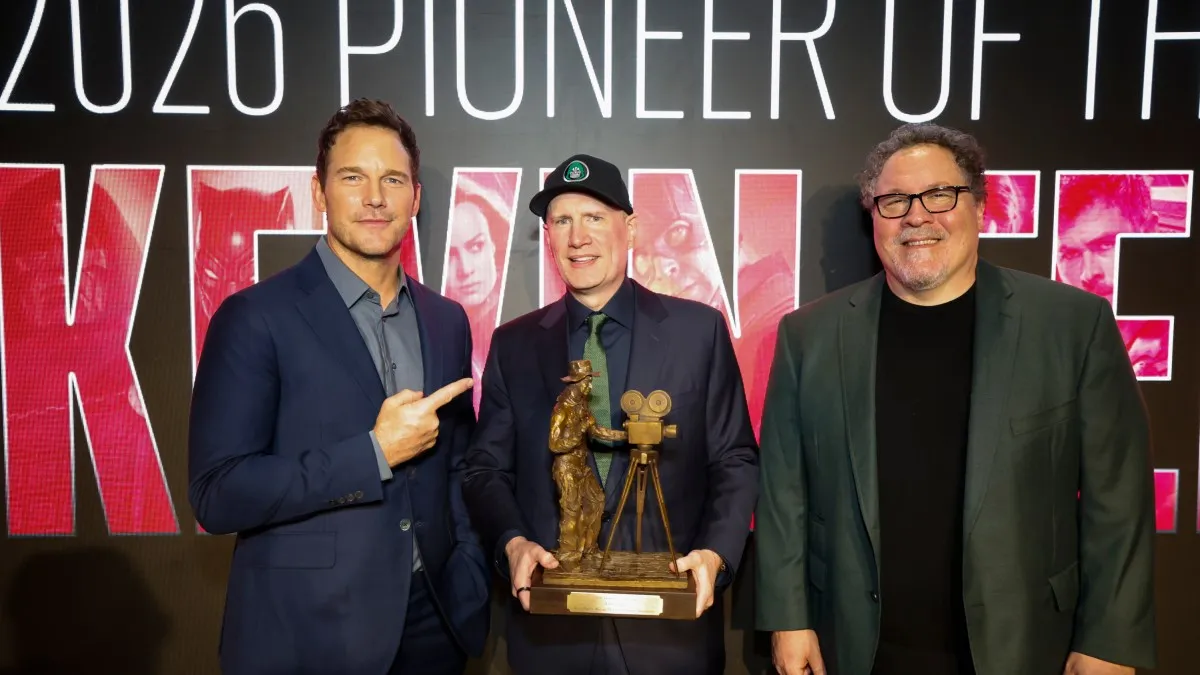كيفن فايغي يتسلم جائزة رائد العام في حفل مؤسسة Will Rogers Motion Picture Pioneers بحضور كريس برات والمخرج جون فافرو.
