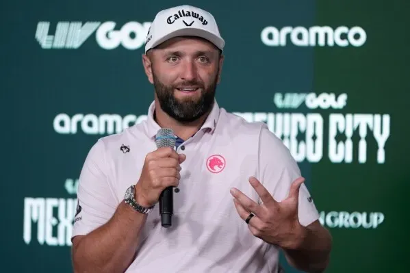 جون رام يتحدث خلال مؤتمر صحفي في بطولة LIV Golf Mexico، مع التركيز على المنافسة والتحديات المستقبلية للبطولة.
