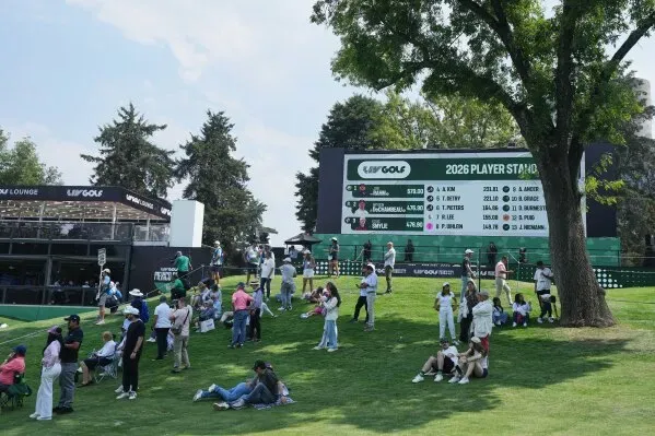 مشهد من بطولة LIV Golf في المكسيك، حيث يتجمع المشجعون حول لوحة النتائج لعام 2026 في ملعب Chapultepec، مع أجواء حماسية.