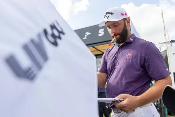 جون رام يوقع على قميص خلال بطولة LIV Golf في المكسيك، مع التركيز على المنافسة رغم الضبابية حول مستقبل الدوري.