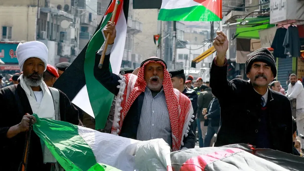 محتجون يحملون أعلام الأردن وفلسطين في شوارع عمان، معبرين عن مشاعرهم تجاه الأحداث الجارية في المنطقة.