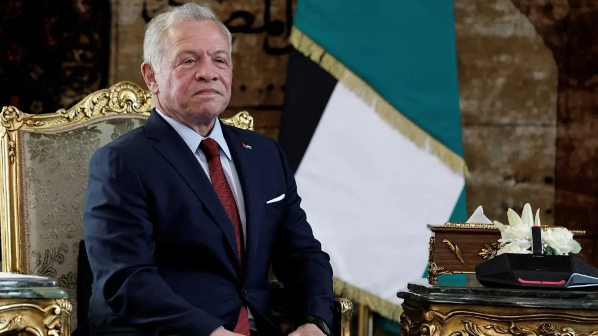 وزير الداخلية الأردني مازن الفراية يجلس في مؤتمر صحفي، معلنًا حظر جماعة الإخوان المسلمين ومنع الترويج لأيديولوجيتها.