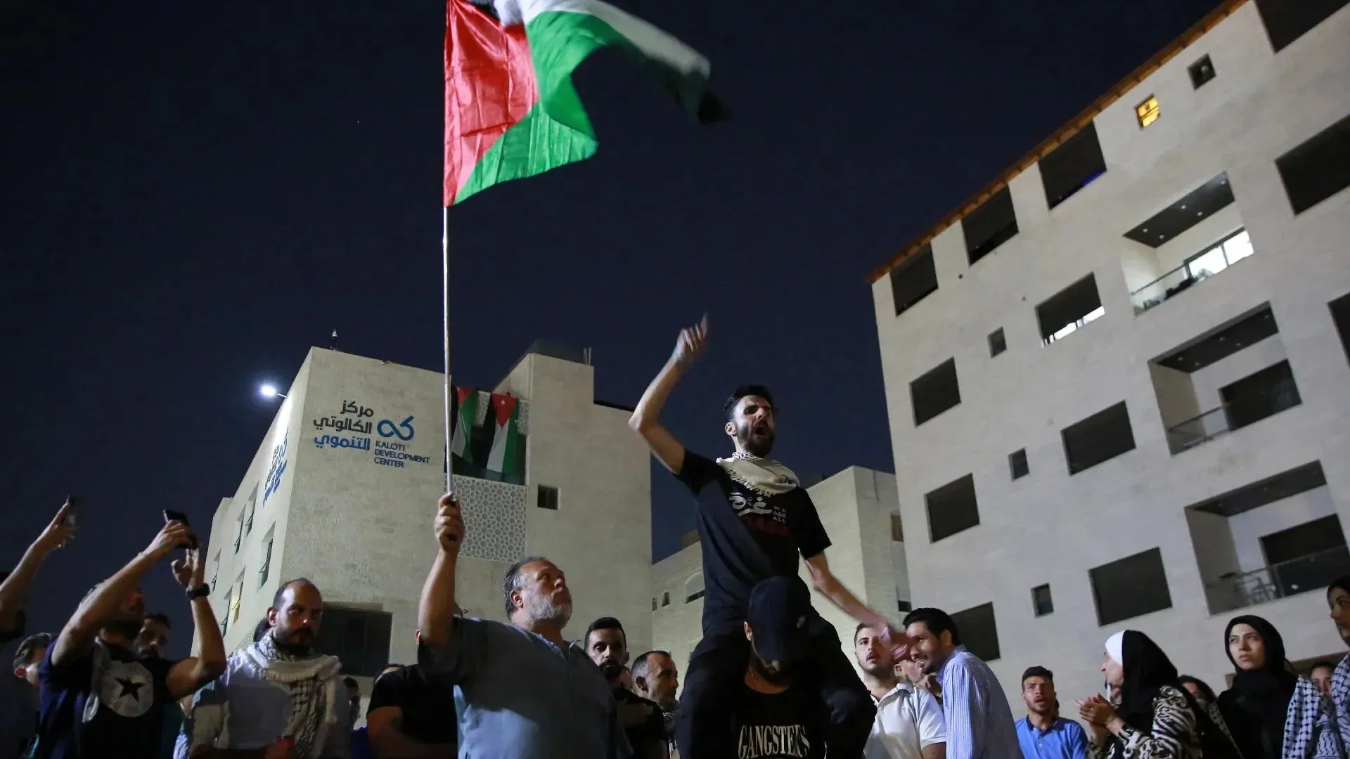 تجمع حشود في الأردن يحملون علم فلسطين، مع تعبير عن الغضب ضد الاعتقالات السياسية، وسط أجواء من التوتر الاجتماعي والسياسي.