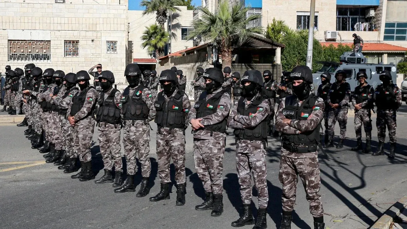 عناصر من القوات الأمنية الأردنية يرتدون زيًا عسكريًا ويستعدون في صفوف، في سياق حملة اعتقالات واسعة تستهدف نشطاء التضامن مع غزة.