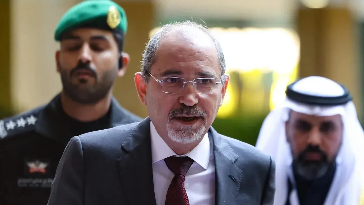 وزير الخارجية الأردني أيمن الصفدي يتحدث في مؤتمر صحفي، مع حراسة خلفه، مؤكدًا موقف الأردن الثابت من القضية الفلسطينية.
