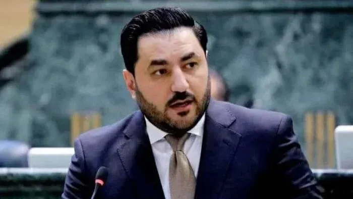 ينال فريحات، نائب بارز في البرلمان الأردني، يتحدث خلال جلسة رسمية، مع التركيز على قضايا سياسية حساسة تتعلق بحزب جبهة العمل الإسلامي.