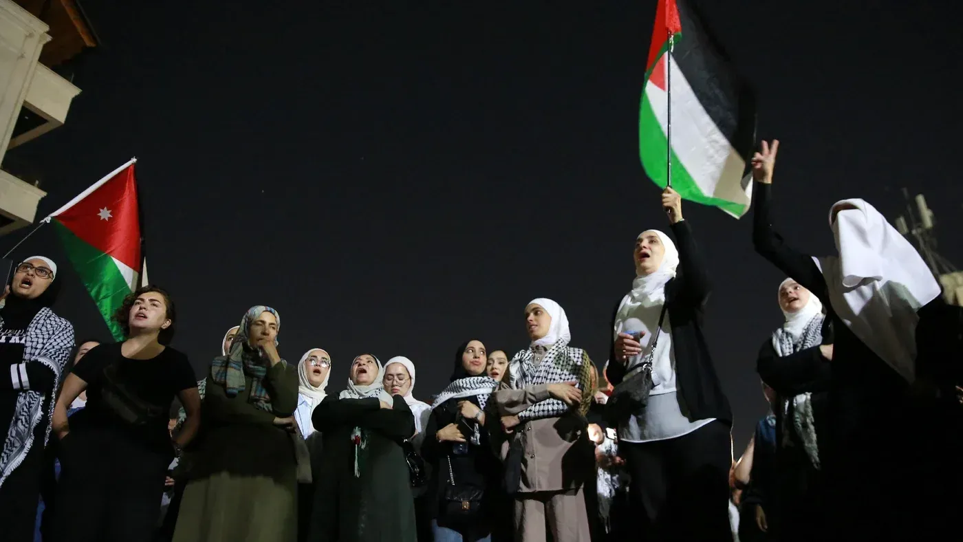تجمع حاشد في الأردن، حيث يحمل المتظاهرون الأعلام الفلسطينية والأردنية، معبرين عن رفضهم لخطط ترامب لطرد الفلسطينيين من غزة.