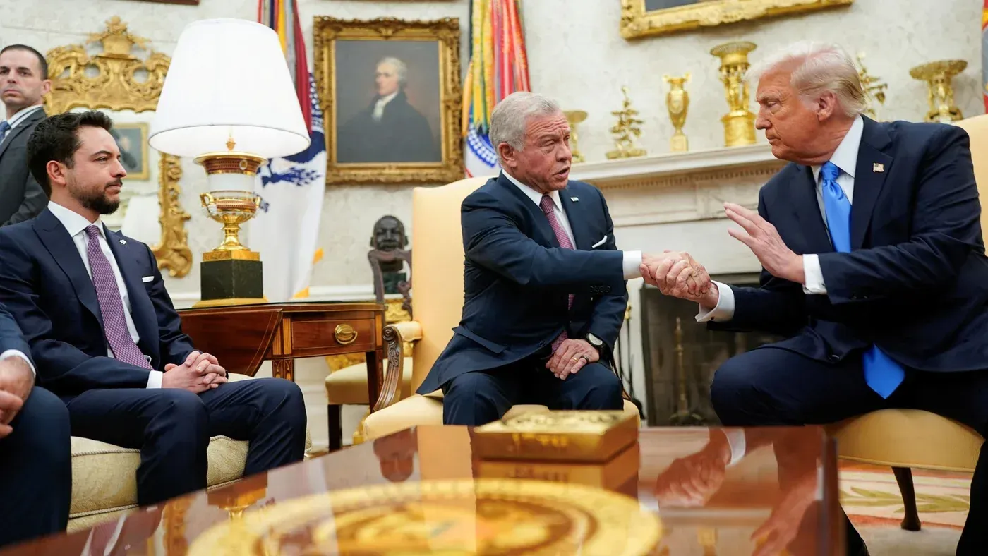 اجتماع بين الرئيس الأمريكي دونالد ترامب والعاهل الأردني الملك عبد الله في المكتب البيضاوي، حيث يتبادلان الحديث حول قضايا غزة.
