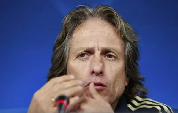 خورخي خيسوس يتحدث خلال مؤتمر صحفي، بعد إعلان رحيله عن تدريب فريق الهلال السعودي بالتراضي عقب خسارة نصف نهائي دوري أبطال آسيا.