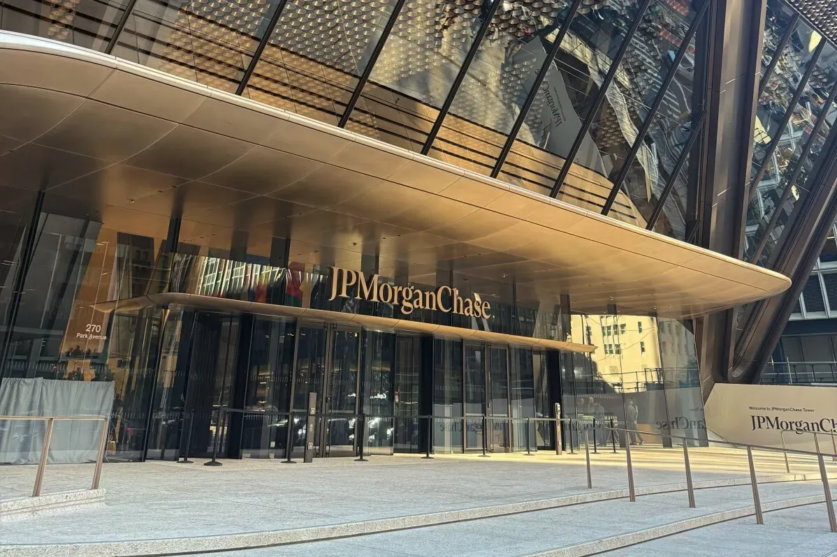 واجهة مبنى بنك جي بي مورغان تشيس الجديد في 270 بارك، يظهر التصميم العصري من البرونز والفولاذ، مع مدخل واسع وزجاجي.