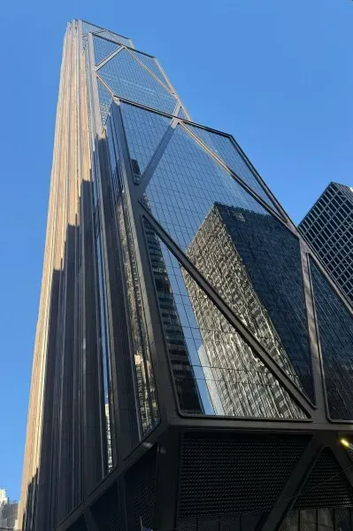 برج بنك جي بي مورغان تشيس الجديد بارتفاع 1,388 قدمًا في نيويورك، يتميز بتصميمه العصري من البرونز والفولاذ، ويستوعب 10,000 موظف.