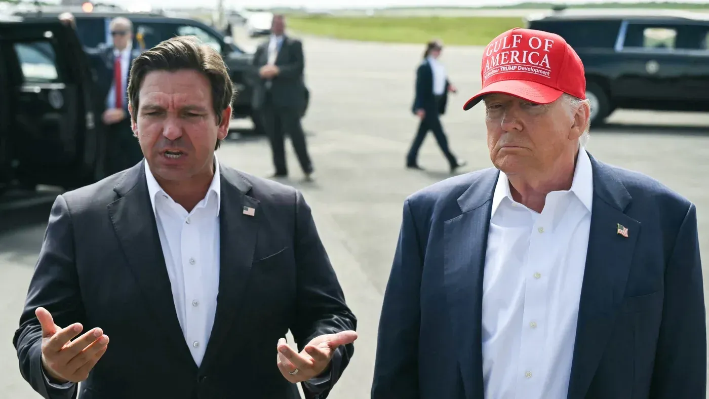 رون ديسانتيس يتحدث أثناء ظهور عام مع دونالد ترامب، حيث يناقشان قضايا سياسية في فلوريدا.