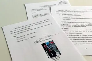 وثائق قانونية تتضمن صورة لصبي صغير يرتدي قبعة وحقيبة ظهر على شكل أرنب، تشير إلى قضيته مع إدارة الهجرة الأمريكية.