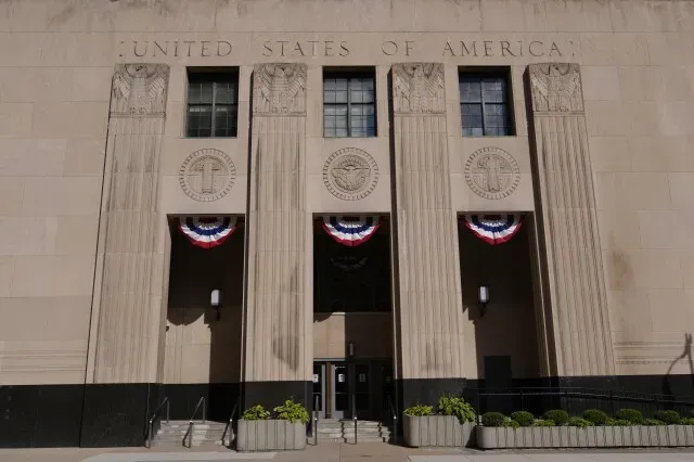 واجهة مبنى المحكمة الفيدرالية في ديترويت، مزينة بأعلام، حيث تم اتخاذ قرار بشأن الإفراج عن خوسيه كونتريراس سيرفانتيس المريض.