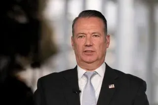 تود ليونز، القائم بأعمال مدير وكالة إنفاذ قوانين الهجرة والجمارك، يتحدث في مؤتمر صحفي حول انتهاكات أوامر المحكمة.